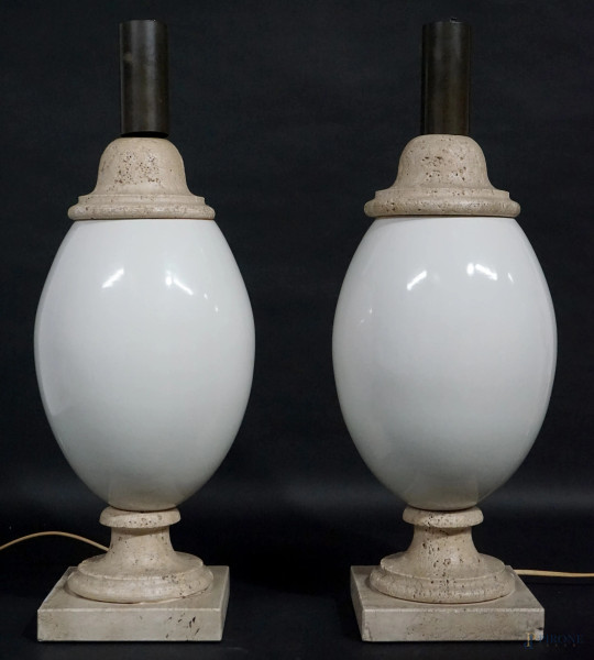 Coppia di lampade da tavolo anni '50, in porcellana bianca e travertino, cm h 56, (lievi difetti)