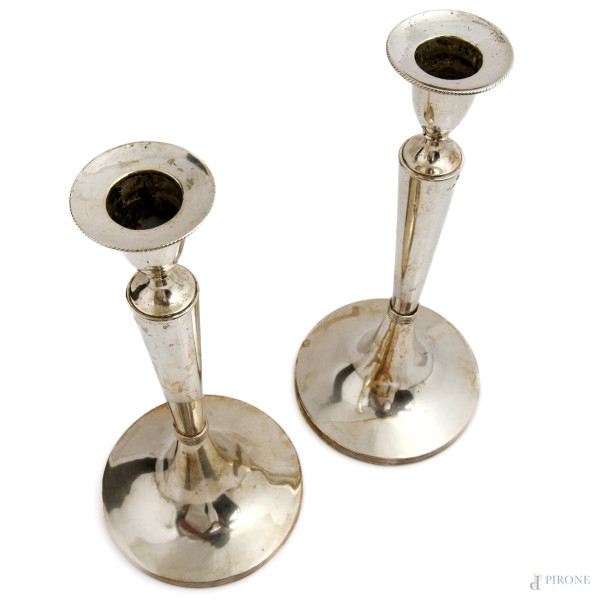 Coppia di candelieri in argento, bolli austroungarici "1819", peso lordo gr 525, altezza cm 25