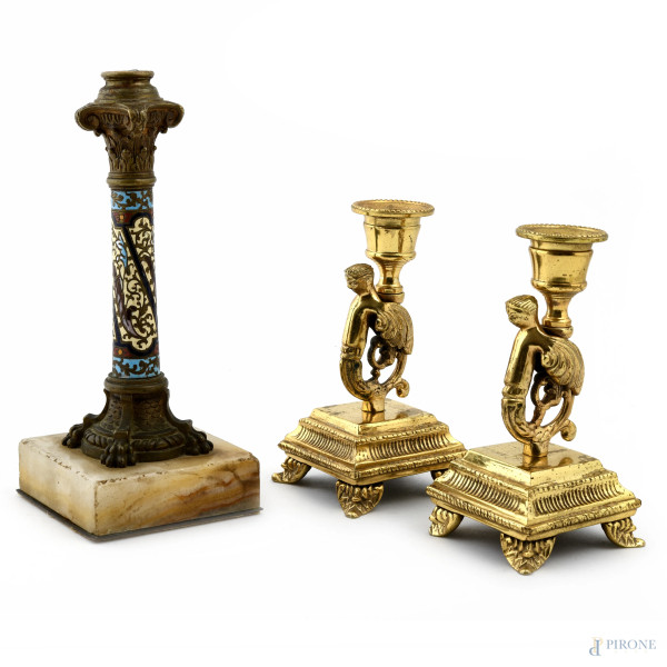 Lotto di tre candelieri in materiali diversi,XX secolo, altezza massima cm 20,5, (segni di usura, dif [..]