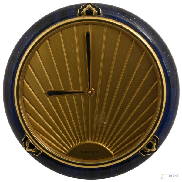 Orologio Cartier da tavolo in metallo dorato e laccato a finto lapislazzulo, anni Novanta. Movimento al quaezo, quadrante a raggiera, cassa con referenza 63585, diametro cm 12,9, (difetti, meccanismo da revisionare)