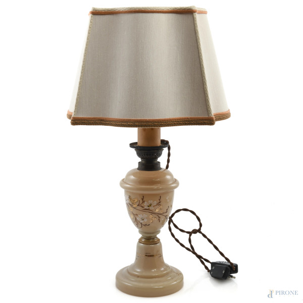 Lampada da tavolo in porcellana nei toni del rosa, XX secolo, altezza cm 36, (segni di usura, da revisionare)