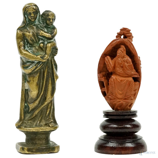 Lotto composto da un piccolo sigillo in bronzo raffigurante Madonna con Bambino ed una piccola scultura di Saggio in lettura entro mandorla in lacca, cm h 6,7, XX secolo.