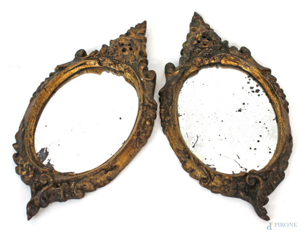 Coppia di specchiere in legno intagliato e dorato, XX secolo, altezza max cm 22, (difetti).