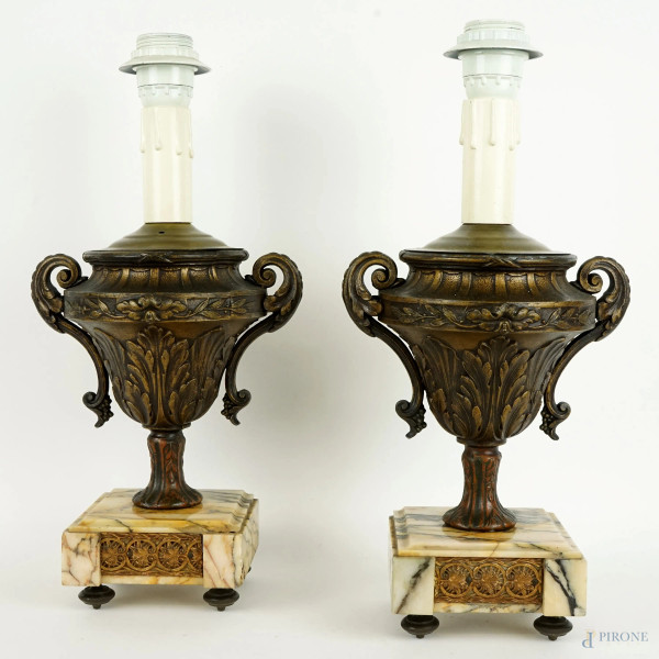 Coppia di vasi montati a lampada in bronzo ed antimonio, cm h 35,5, basi in marmo, XX secolo, (segni del tempo).
