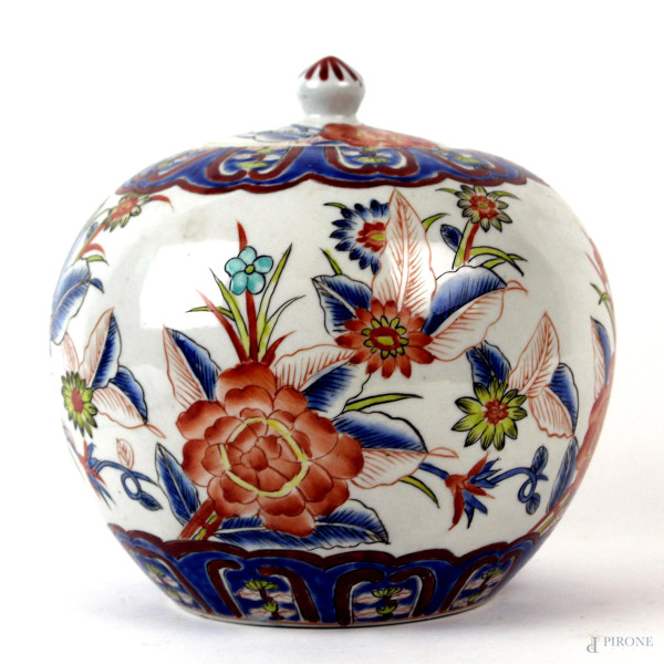 Potiche in porcellana policroma, decoro a motivi floreali, cm h 22, arte orientale, XX secolo, (lievi difetti).