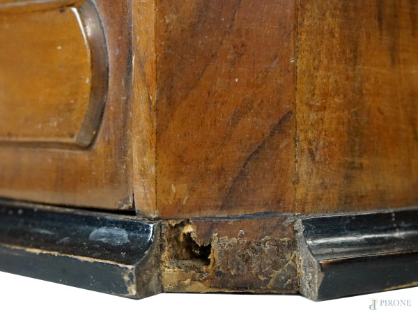 Piattaia in legno impiallacciato, XIX-XX secolo, corpo inferiore a due cassetti e due sportelli s...