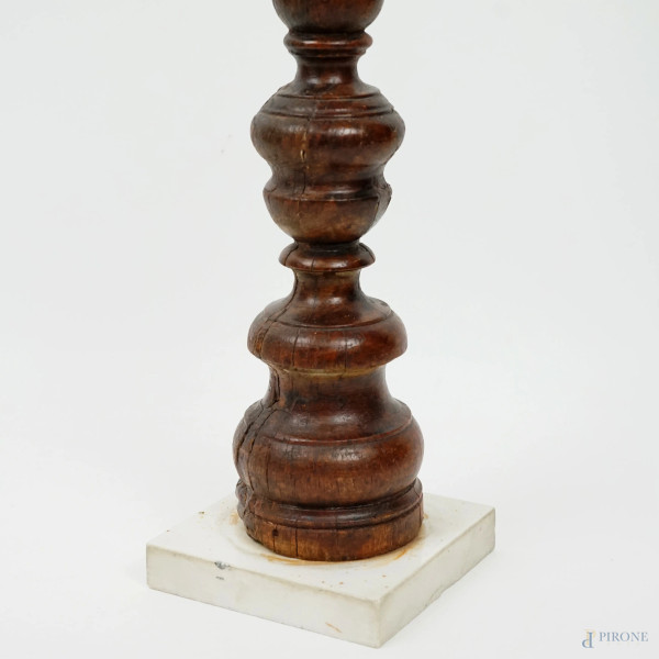 Portacero in legno tornito, XX secolo, poggiante su base in marmo, cm h 41, (difetti)