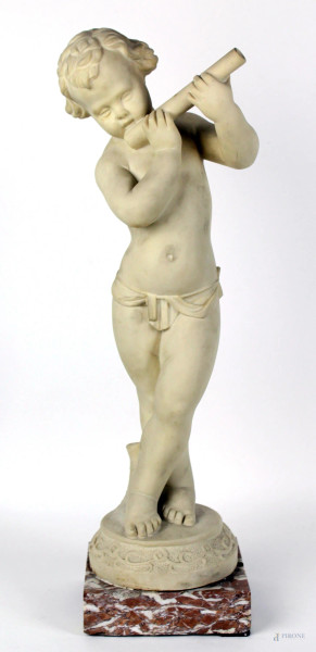 Putto musicante in pasta di marmo, altezza cm 51, base in marmo, XX secolo.