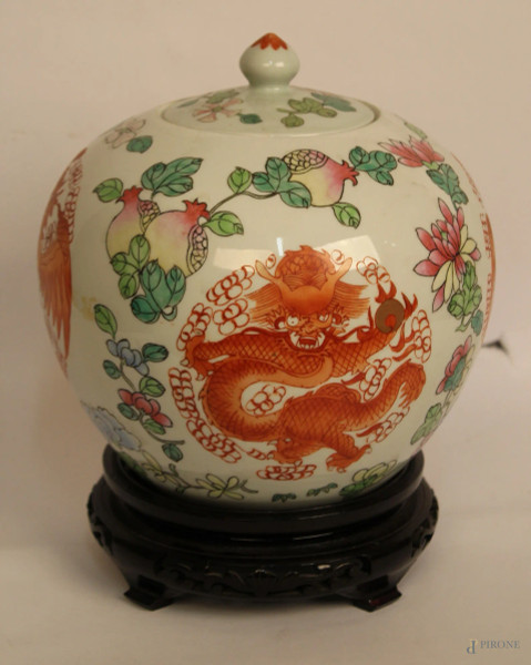 Piccolo cachepot in porcellana a decoro policromo floreale, parte centrale con draghi, Cina primi 900, poggiante su base in legno, h. 23 cm.