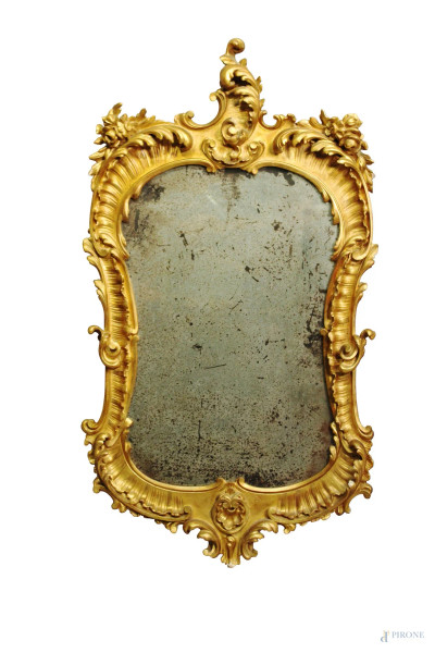 Specchiera in legno intagliato e dorato a motivi di foglie d&#39;acanto, XIX sec., H 144 cm.