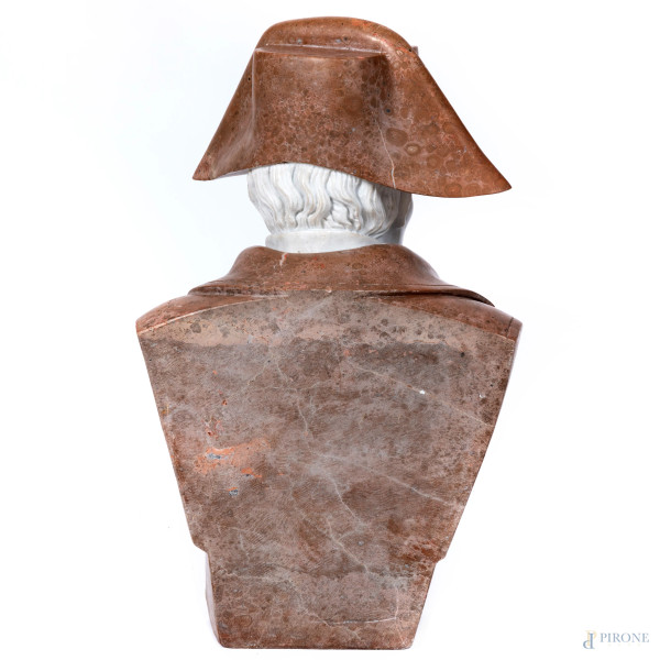 Napoleone Bonaparte, XX secolo, scultura in marmo, altezza cm 68, (scalfiture, rotture)