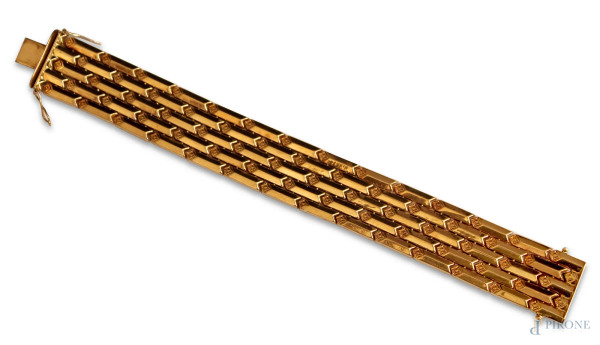 Bracciale in oro 18 kt, a carrarmato, gr. 37,2.