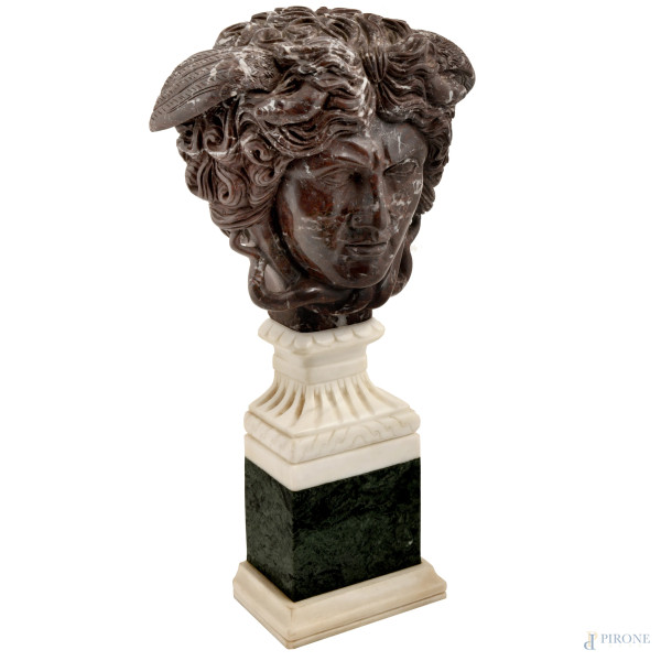 Scultura in marmo con base in marmo verde e bianco raffigurante la Medusa Rondanini, XX secolo, c...