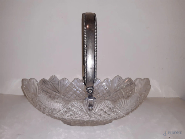 Centrotavola in cristallo molato, manico in arg. H 22 cm, L 27cm.