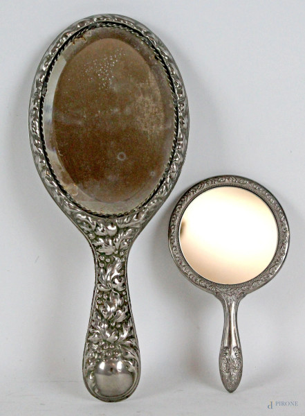 Lotto di due specchiere a mano in metallo argentato, lunghezza max cm 27,5, prima metà XX secolo
