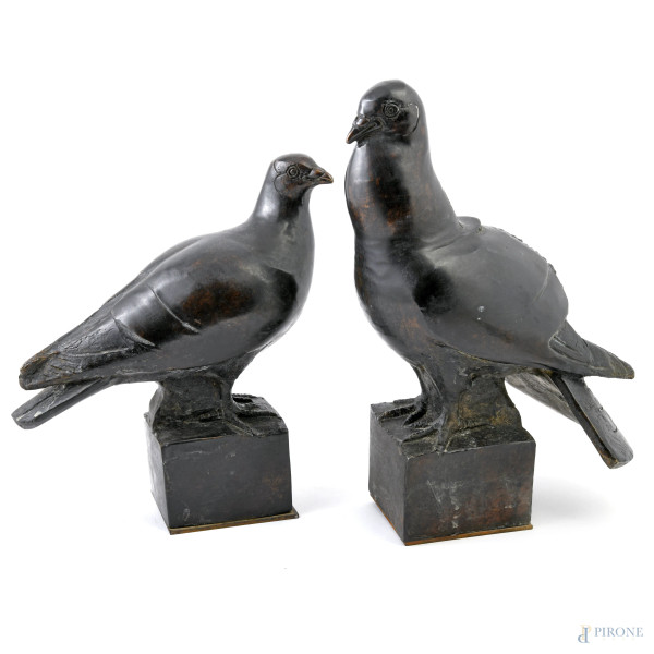 Ennio Tomai, (1896-1969) Coppia di sculture raffiguranti piccioni in bronzo,  firmati alla base, misura massima cm 33,5x17x25 circa, (segni di usura, scalfiture della patina)