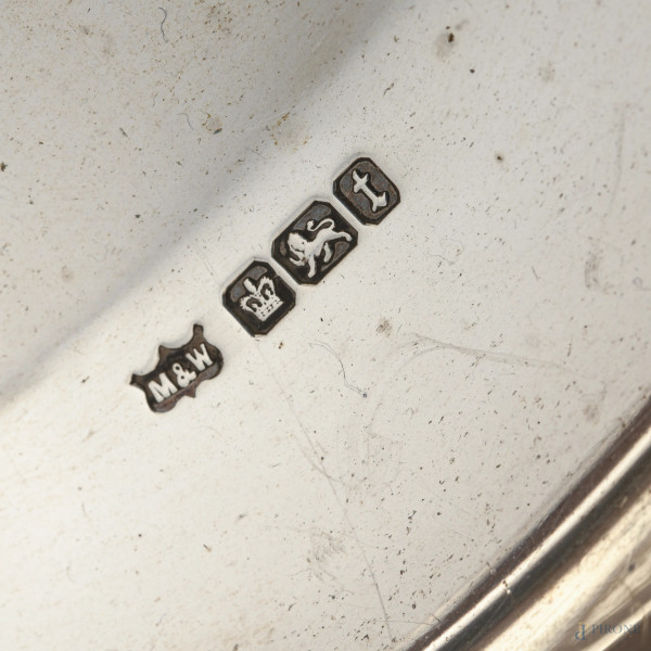 Lotto composto da un centrino sagomato, un'alzata e una paletta da dolce in argento, misure massi...