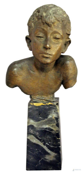 Busto di fanciullo, scultura in bronzo firmata poggiante su base in bronzo e marmo, H 18 cm.