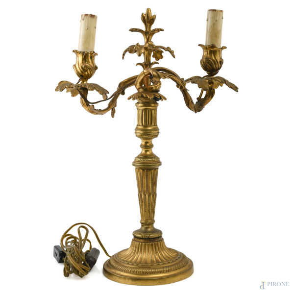 Candelabro montato a lampada a due luci in bronzo dorato e cesellato, XX secolo, altezza cm 40,5, (segni di usura, rotture, difetti)