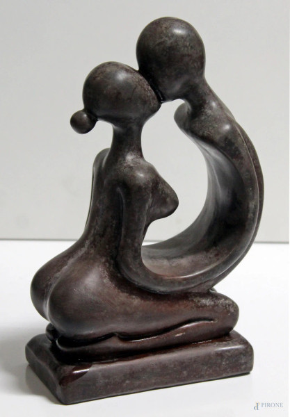 Il Bacio, scultura in maiolica, h. 25 cm