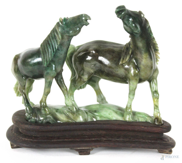 Gruppo raffigurante due cavalli in giada, altezza cm.11,5, arte orientale, XX secolo, su base in legno, (difetti).