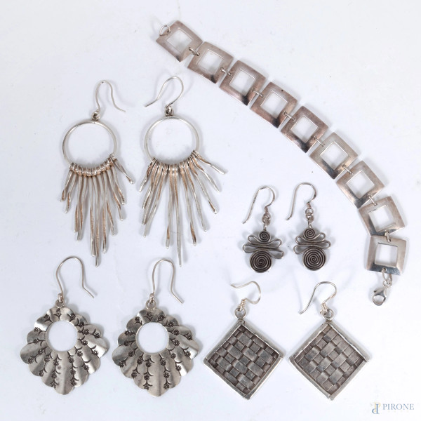 Lotto di orecchini e un bracciale in argento, peso lordo complessivo gr 60