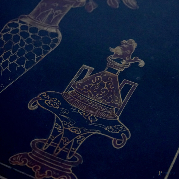 Piccola credenza di forma parallelepipeda in legno laccato nero e dipinto a dorature in rosso fer...