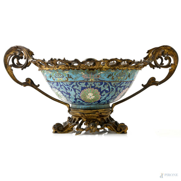 Centrotavola cloisonnè con struttura in bronzo dorato e cesellato a volute vegetali, XX secolo, cm 28x58x40, (segni di usura, difetti)