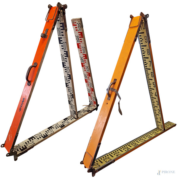 Oggetti per arredo industrial Coppia di antiche stadie (o mire) metriche graduate telescopiche vintage pieghevoli in legno, utili per misurazioni topografiche e mire per teodolite per la misura dei dislivelli del terreno, ciascuna misura circa 4 metri