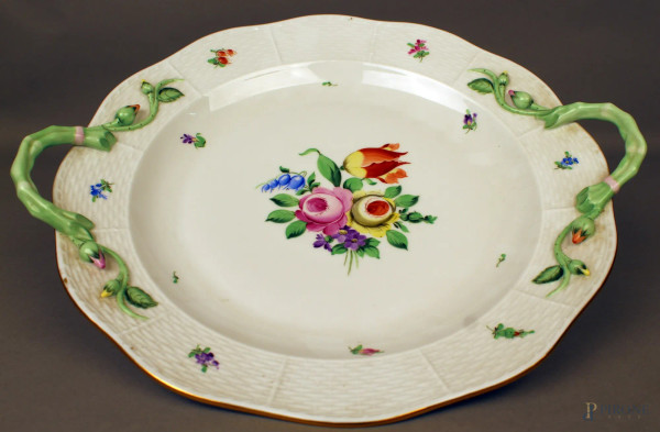 Piatto centrotavola in porcellana Herend, decorato a motivi di fiori con manici a foglia, diametro 40 cm.
