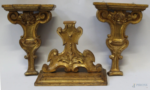 Lotto di tre mensoline in legno dorato, h. max 21 cm.