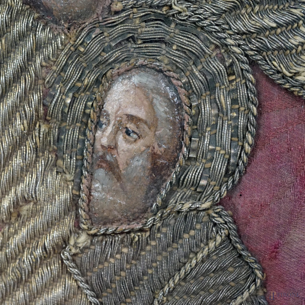 Frammento di paramento sacro raffigurante l'ultima cena, ricamo a fili d'argento su seta rossa, R...