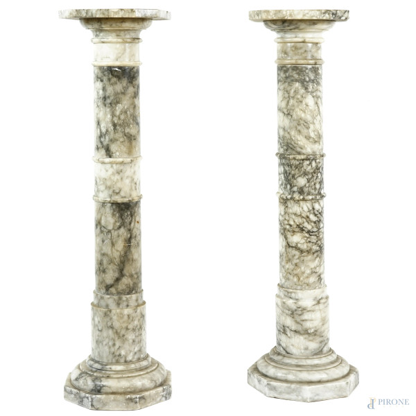 Coppia di colonne in marmo grigio, XX secolo, cm h 101.5, (difetti)