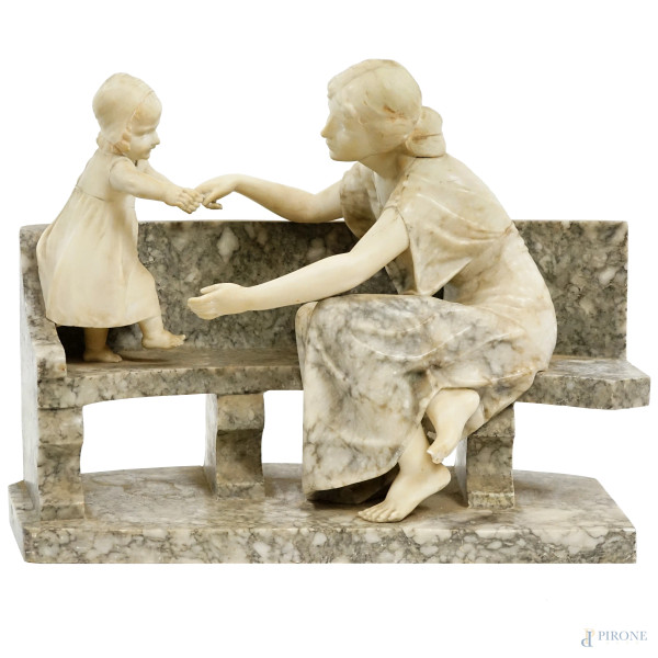 Maternità, gruppo scultoreo in marmo bianco e grigio, cm h 46x62x26 circa, firmato Petrilli Firenze, (difetti)