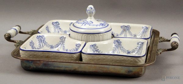 Vassoio a guantiera in argento con vaschette e zuccheriera in maiolica bianca a decoro blu, 36x28 cm, gr, 770.