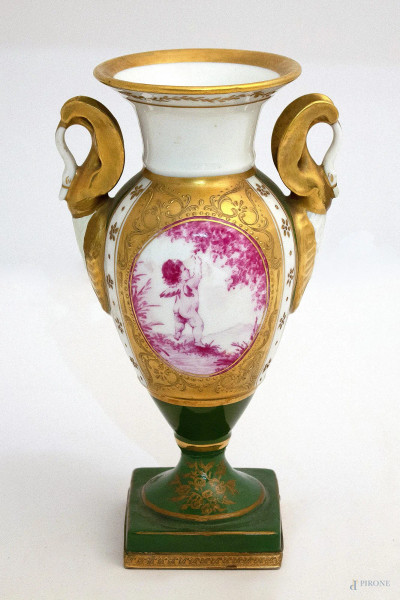 Vasetto in porcellana policroma con medaglione con putto alato, particolari dorati, fine XIX sec, h. 23 cm.