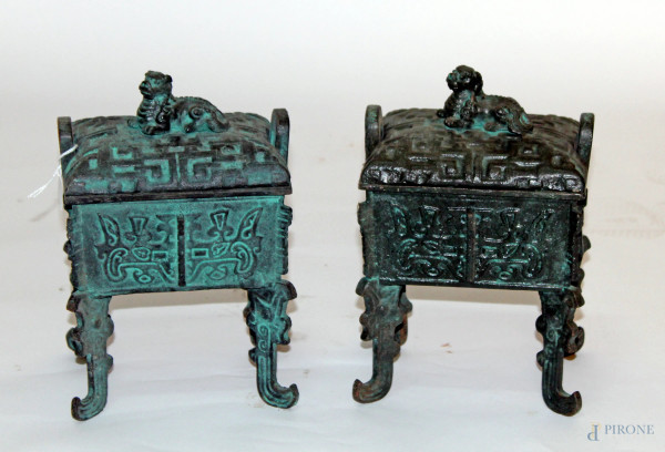 Coppia di bruciaprofumi in bronzo cesellato, poggiante su quattro gambe, h. cm 23.