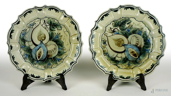 Coppia di piatti in ceramica dipinti a motivo di frutta, diam. cm 24,5, marcati Frapi alla base, (difetti e restauri).