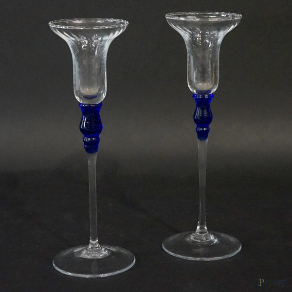 Coppia di candelieri in vetro di Murano, fusto con particolare blu cobalto, cm h 21, XX secolo.