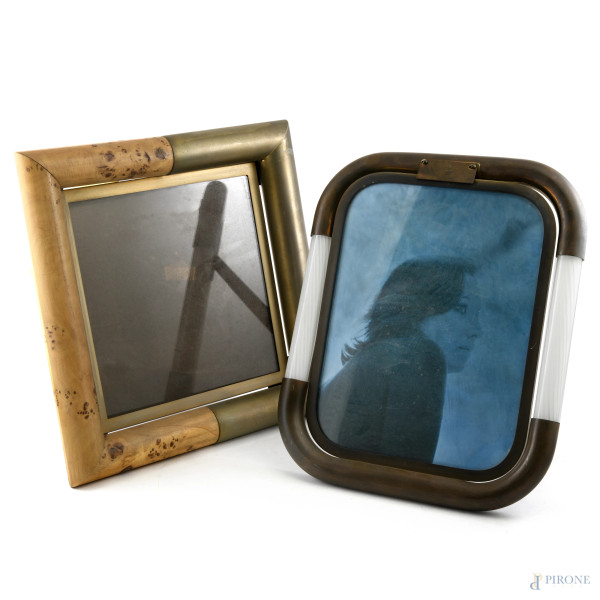 Coppia di cornici portafoto in metallo, legno e vetro, XX secolo, misura massima cm 35,5x35,5, luce cm 24x24, (segni di usura, difetti, scalfiture)