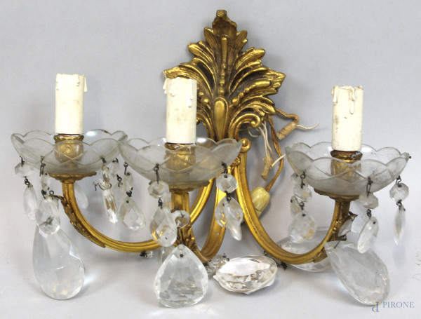 Applique in metallo dorato a tre luci, gocce in vetro, XX secolo, cm h  30.