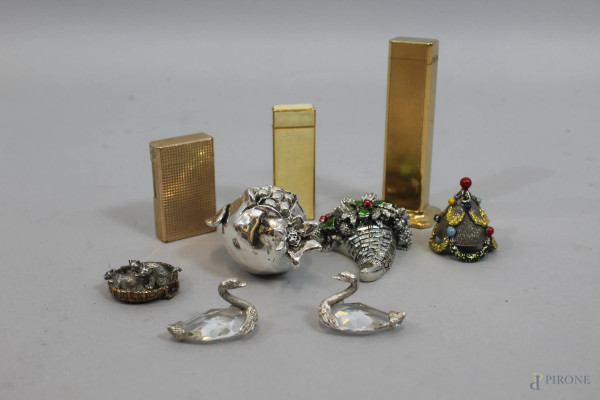 Lotto composto da nove oggetti in materiali diversi, altezza max. 11 cm.