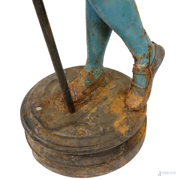 Sculture in ghisa dipinta rappresentanti una coppia di alabardieri, prima metà del XX secolo, alt...