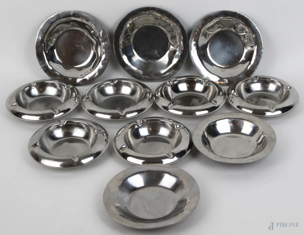 Lotto composto da sei posacenere e sei piattini in metallo argentato, diametro max cm 13,5, XX secolo