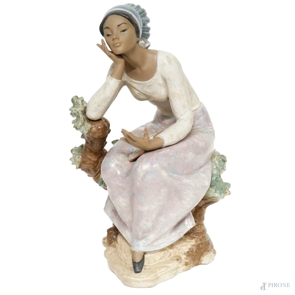 Llandrò, scultura in porcellana policroma rappresentante una ragazza che legge, cm 34x20