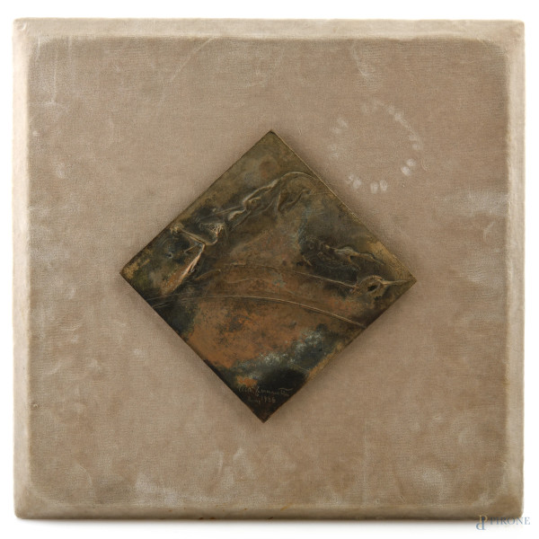 Lastra con basso rilievo in bronzo applicata su pannello rivestito in velluto, misure complessive cm 36,6x36,5, firmata e datata 
