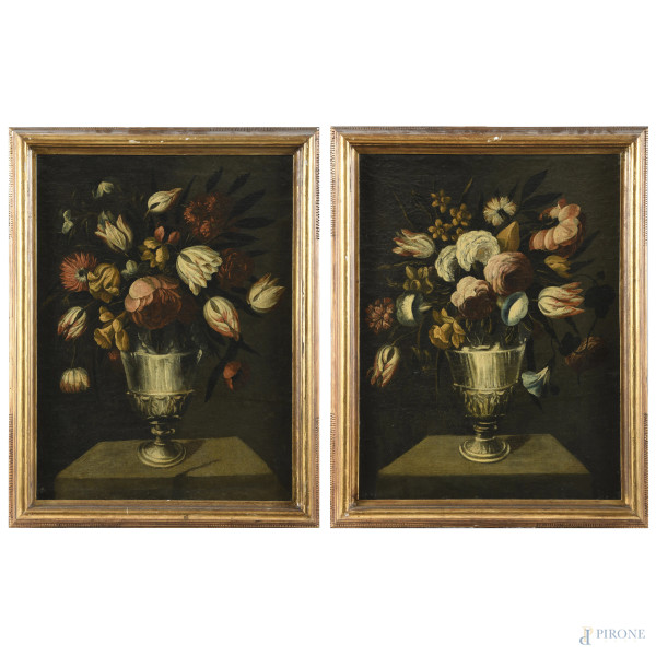 Coppia di nature morte di fiori, XVIII secolo, olio su tela, cm 66x50, entro cornice, (segni di usura, craquelure, difetti, sollevamenti di colore)