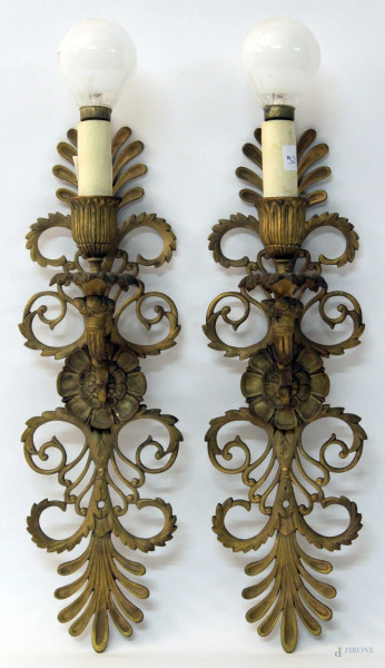 Coppia appliques ad una luce in bronzo dorato e cesellato, H 31,5 cm, fine XIX sec.