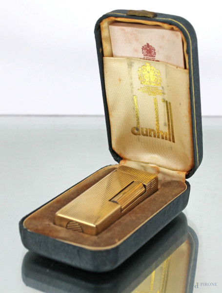 Accendino Dunhill in oro 750, a sagoma rettangolare, cm 6,5x2,5x1, entro custodia originale