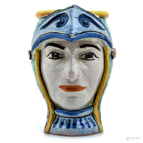 Manifattura di Caltagirone del XX secolo, Vaso a guisa di testa di cavaliere, cm 13,5, (segni di usura)